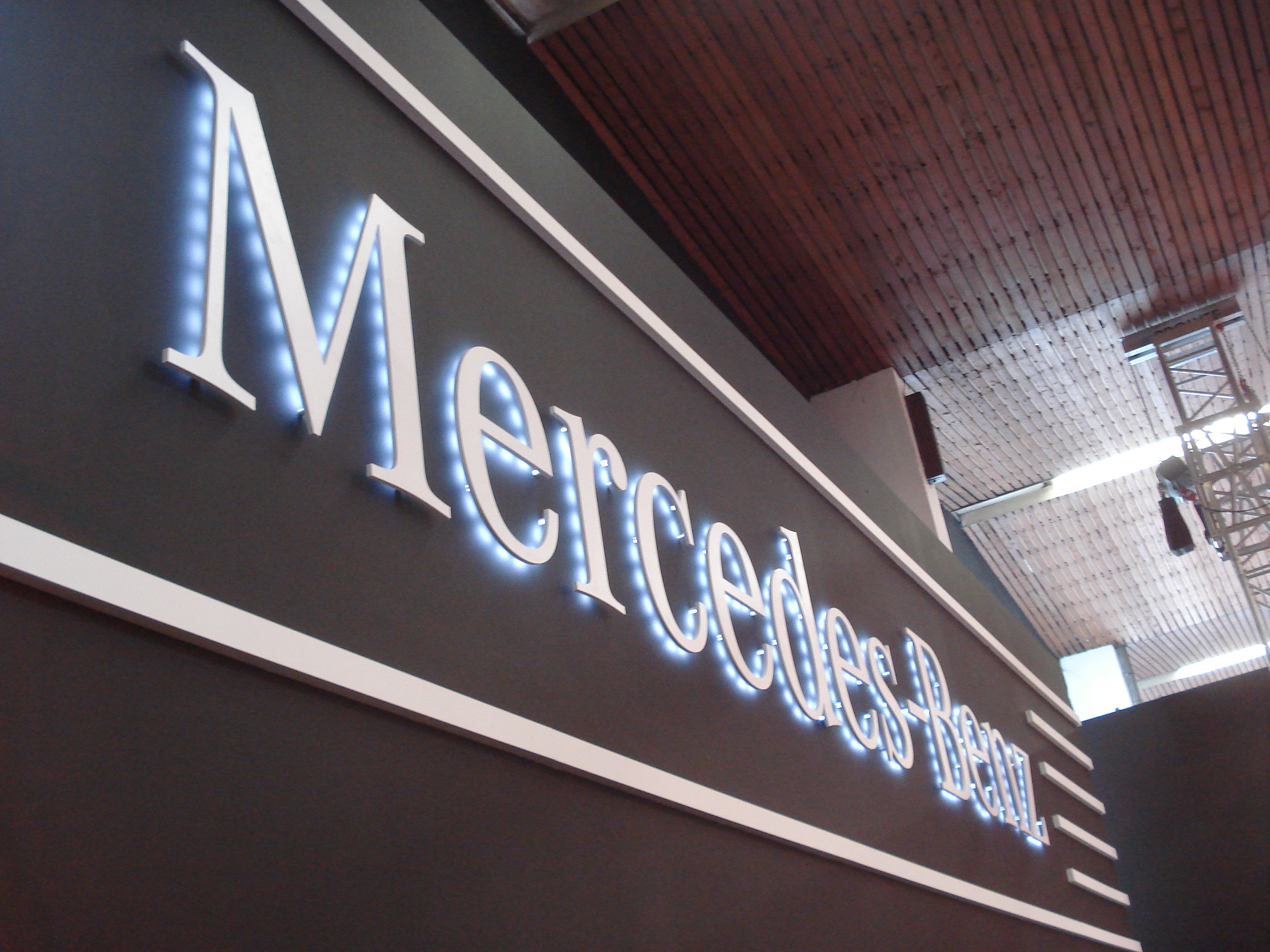 Svjetleći natpis Mercedes-Benz, detalj