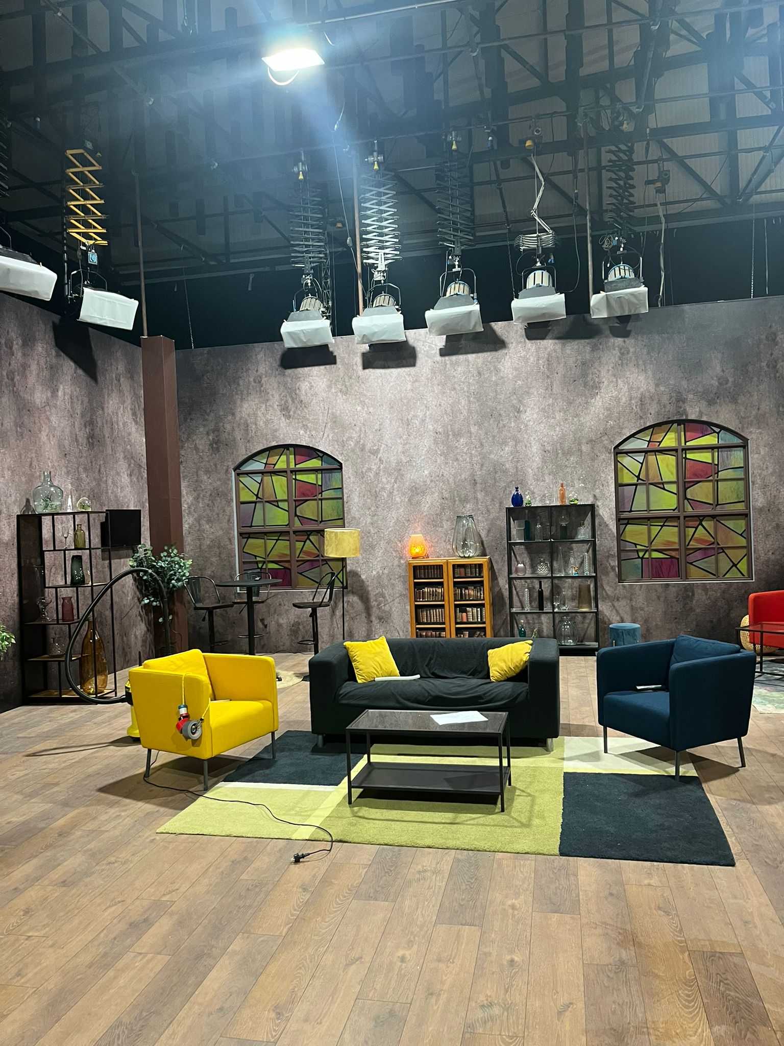 TV scenografija, dnevna soba s vitražima